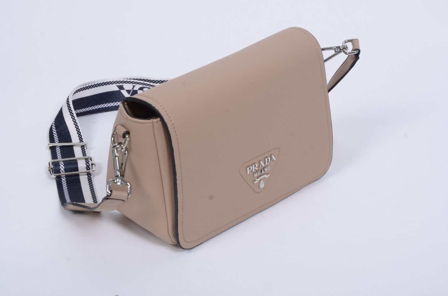 Дамска чанта Prada от естествена кожа