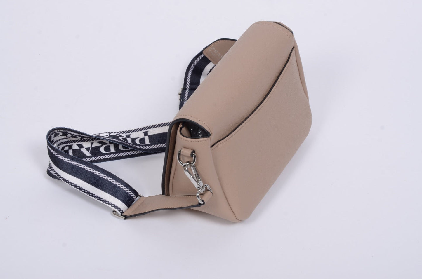 Дамска чанта Prada от естествена кожа